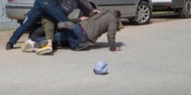 Përleshje mes bujqve në Vushtrri: Sulmohet traktoristi, bëhet për spital