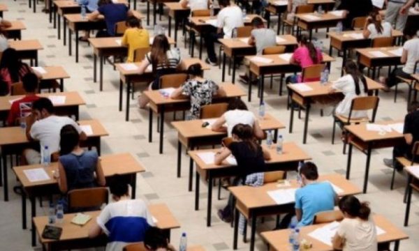 Rreth 22 mijë nxënës do t’i nënshtrohen sot provimit të maturës