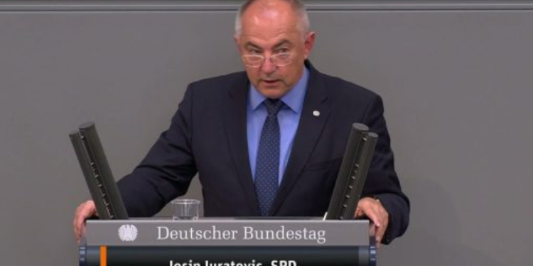 Deputeti gjerman ia përsërit Vuçiqit: S’mund të ulesh në dy karrige