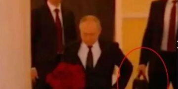 Njeriu që mbante çantën me kodin bërthamor të Putinit goditet me plumb në kokë