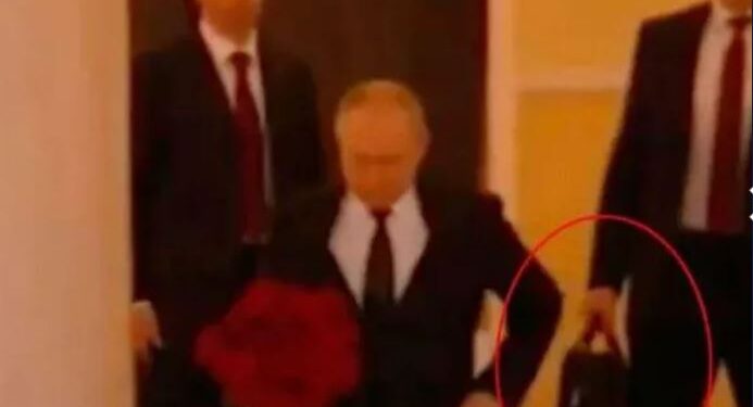 Njeriu që mbante çantën me kodin bërthamor të Putinit goditet me plumb në kokë