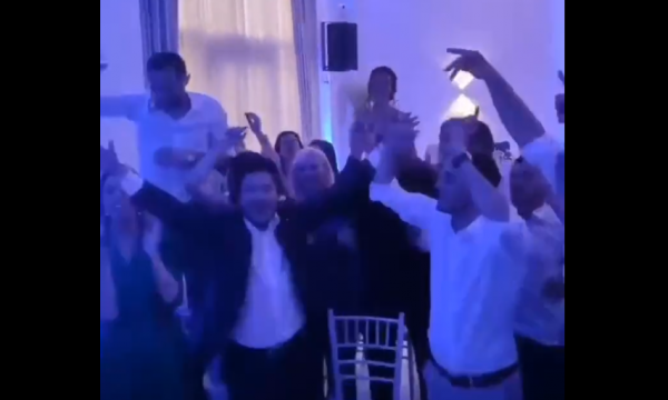 Dritan Abazoviqi e kall dasmën me këngën “Crnogorko”