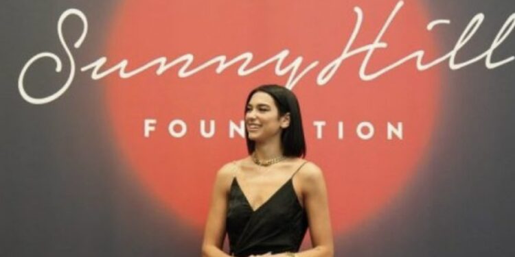 “Sunny Hill” rikthehet në Prishtinë, reagon Dua Lipa