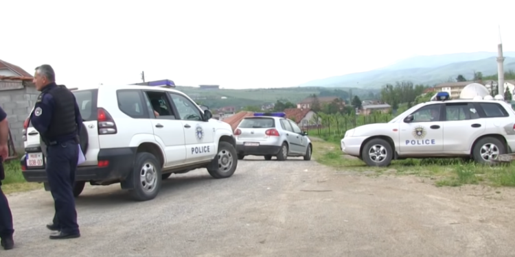 “Jau q* nanën kallash iu korri” – Vushtrriasi kërcënon në mes të rrugës dy persona që kishin dërguar fëmijët në shkollë