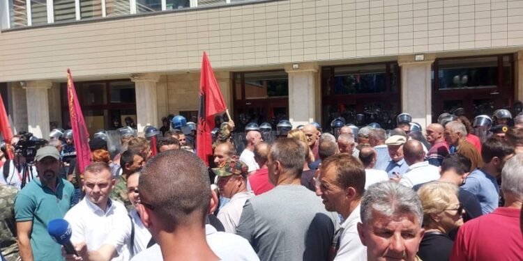 Protestuesit – Abelard Tahirit: Ik atje laper, hup (VIDEO)