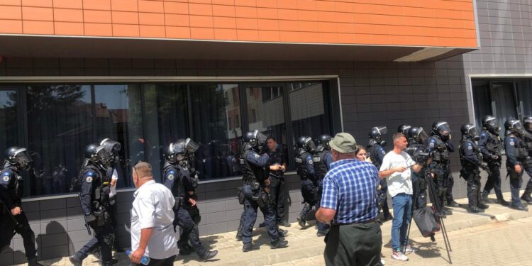 Eskalon protesta e veteranëve, Policia gjuan gaz lotsjellës