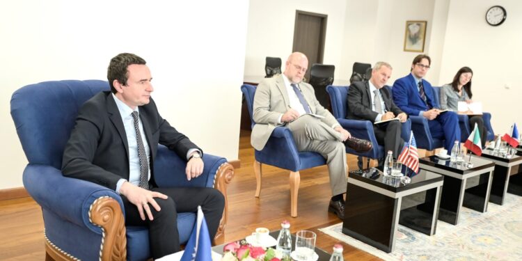 Ambasadorët e vendeve të Quint-it dhe shefi BE-së në Kosovë i shkojnë në zyre Kurtit