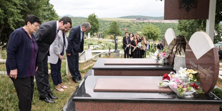 Kurti bashkë me ministra e deputetët bënë sot homazhe te varri i Arbënor Deharit