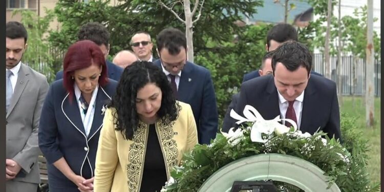 Kurti përkulet para varrit të Rugovës, lartëson figurën e ish presidentit për çështjen shqiptare dhe të Kosovës