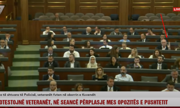 Deputeti i LVV-së voton pro mocionit të PDK-së