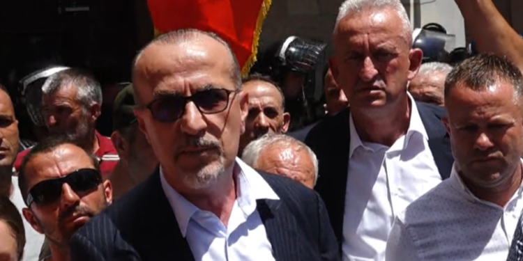 Bekim Haxhiu në protestë: Ata që nuk janë me veteranët e kanë vendin përtej Merdares