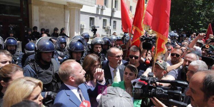 Veterani i drejtohet Abelard Tahirit: Mos rrej, me të ardh keq e kishe kry ma herët këtë punë