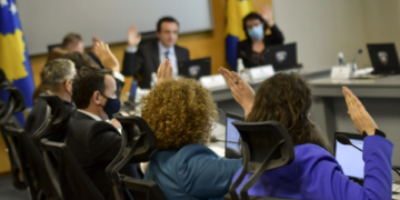 A po paralajmëron ndryshime në qeveri? Deputeti i VV’së: Kurti mund t’i ndërrojë ministrat sa çel e mshel sytë