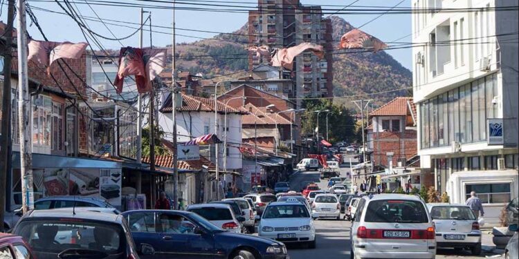 Vrasje në tentativë/ Dy serbë bëhen llom mes vete në Mitrovicë, i dyshuari godet viktimën me çekiç