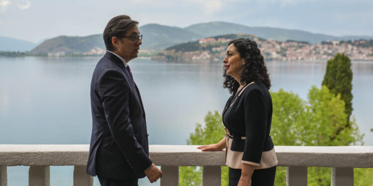 Presidentja Osmani takohet me homologun e saj maqedon, Pendarovski – rikonfirmohen raportet e shkëlqyera mes dy shteteve