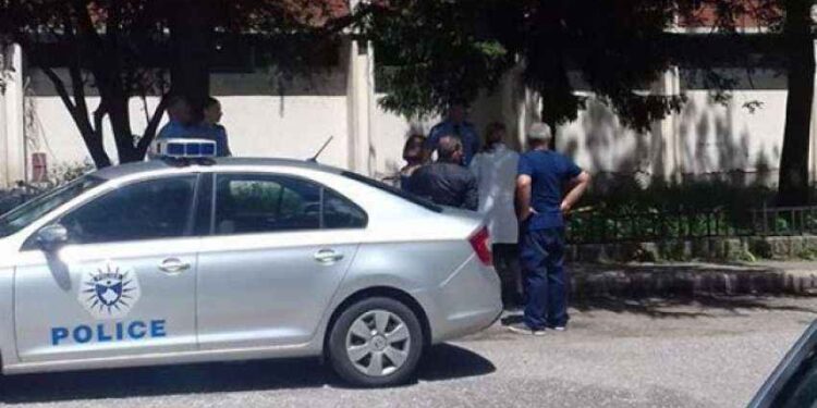 “Policë e prokurorë kriminela, doni me m’nda prej gruas”/ Burri shkakton kaos në Spital, përplas fëmijën e vet