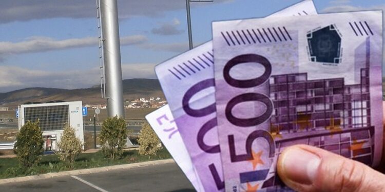 Vëllezërve të dehur ua vjedhin 1 mijë euro në parkingun e “HIB”-it, njëri prej tyre habitet e shkon në veturë me hajnat