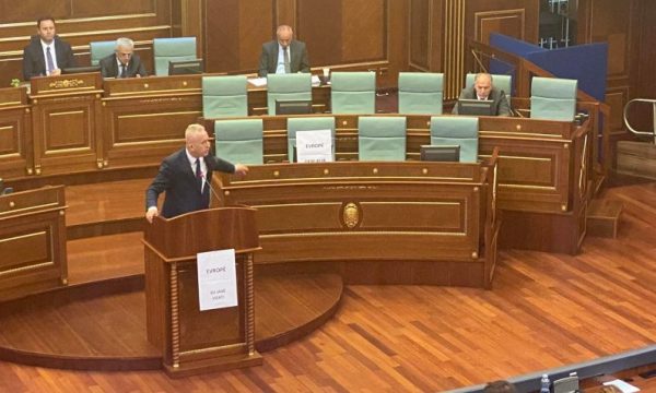 “Evropë, ku janë vizat”, deputetët e AAK-së me aksion në Kuvend