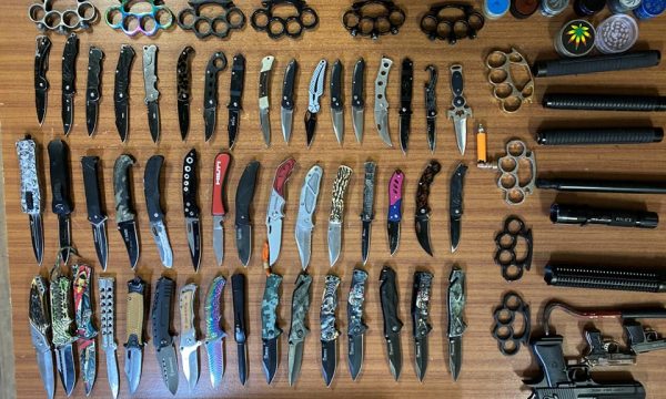 Policia aksion në shkolla, gjen armë automatike, dhjetëra thika e boksa metali