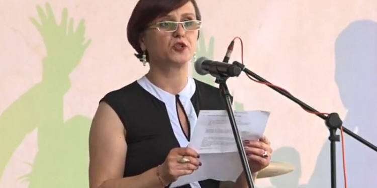 ‘Qëndroj para juve si një nënë krenare e djalit tem Gay’, mesazhi i një nënë në Paradën e Krenarisë