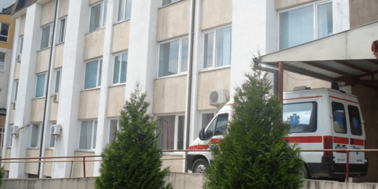 E rëndë: E mitura në Gjakovë tenton t’i jap fund jetës, dërgohet me urgjencë në spital
