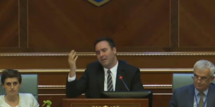 Plasin të qeshurat në Kuvend, Konjufca-opozitës: S’ka Trust, çfarë Trusti, po ecim ka shpija