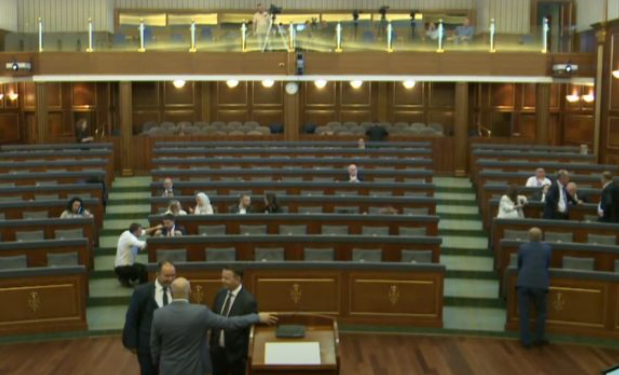 Veteranët protestojnë në oborr të Kuvendit, deputetët nuk e nisin seancën