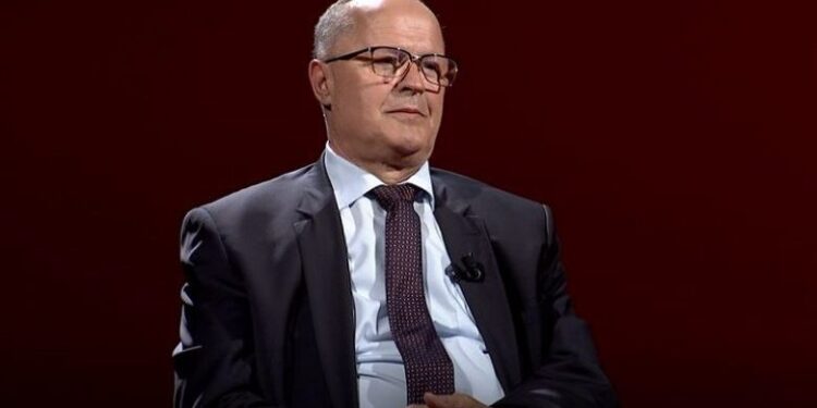 Ramiz Kelmendi ngre alarmin për ikjen masive të qytetarëve: S’bën me pasë rrogë nën 500-600 euro