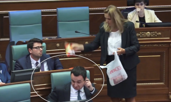Momenti kur Time Kadriaj i çon dhurata Muratit, Kurti skeptik për “aksionin” e saj