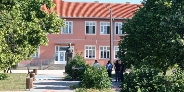 Kërcënime me bombë në disa shkolla në Graçanicë, pamje nga vendi i ngjarjes