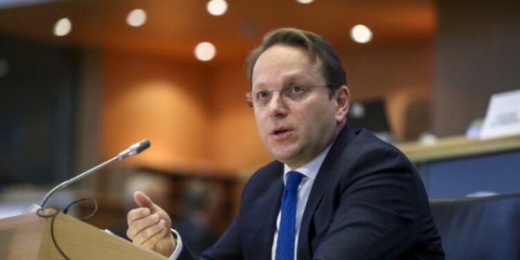 Varhelyi tregon arsyen e vonesës së liberalizimit të vizave për Kosovën