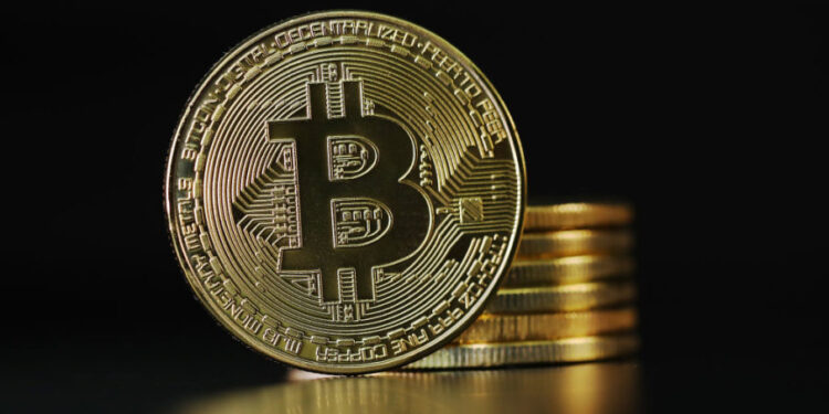 Bitcoin bie në nivelin më të ulët në 18 muajt e fundit