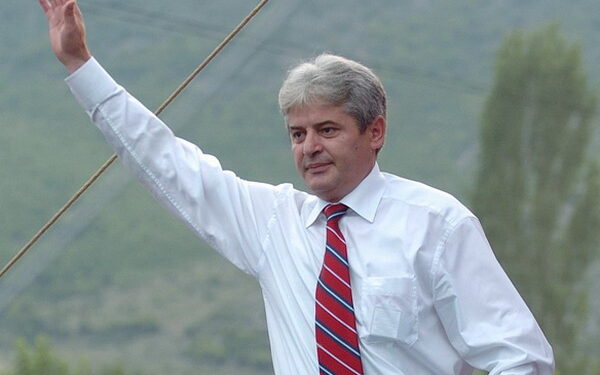 Ahmeti: Klasa politike e Kosovës e paguximshme, ndikohen nga kafenetë