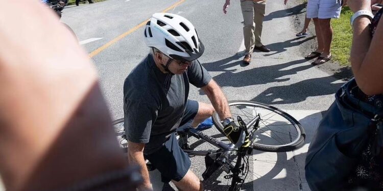 Joe Biden rrëzohet nga biçikleta (VIDEO)