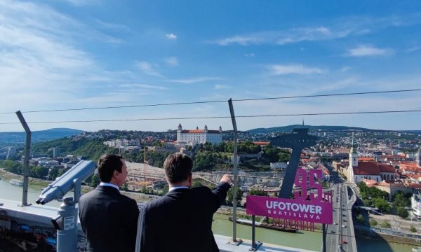 Kurti takon Lajçakun në Sllovaki, Emisari ia tregon Bratisllavën nga lartë
