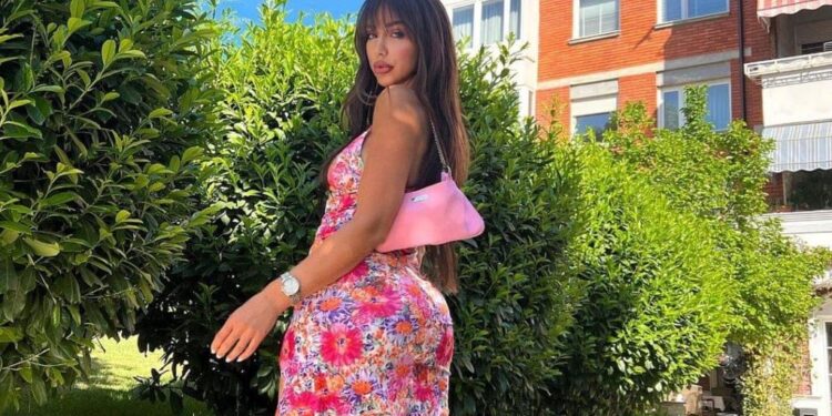 Ana në merak t’i tregojë të pasmet e mëdha në çdo fotografi