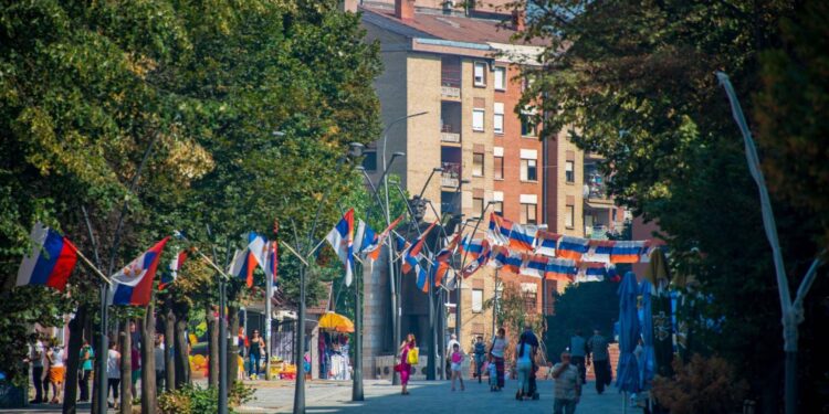 Në veri të Mitrovicës rrënohen monumentet shqiptare, zëvendësohen nga ato serbe