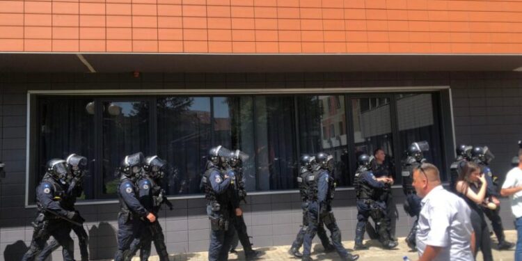 Policia e rrethon Kuvendin e Kosovës, kjo është arsyeja