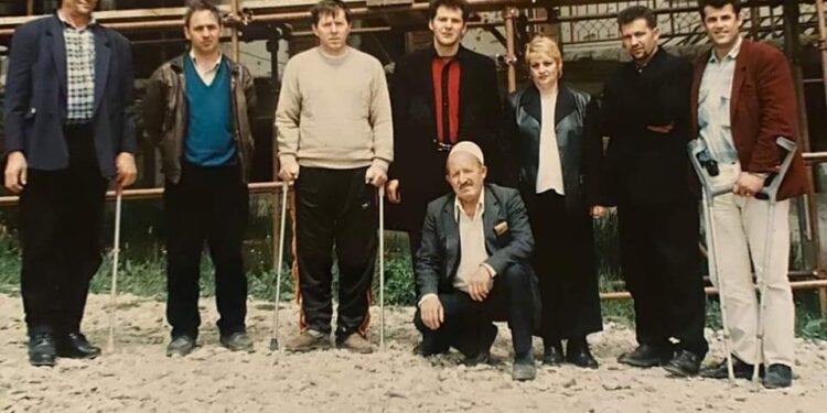 Publikohet fotografia e vjetër kur Hysni Gucati ecte me paterica