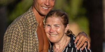 Ronaldo ndan fotografi krah nënës, i thotë se ndjehet i bekuar
