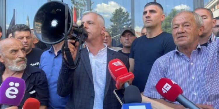 Klinaku: Morëm ftesën për takim me kryeministrin nesër në ora 09:00, nuk largohemi pa u ndërprerë seanca e sotme