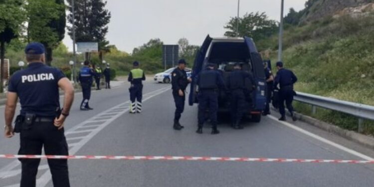Sikur në filma: Qyteti shqiptar tronditet me mëngjes, atentat që lë një person të vrarë e një të plagosur