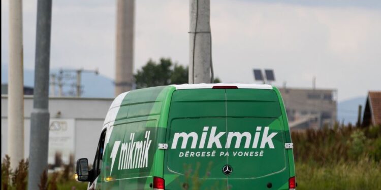 Tentim grabitje e armatosur te posta e shpejt ‘Mik Mik’ në Obiliq, hajnat ikin dhe djegin veturën