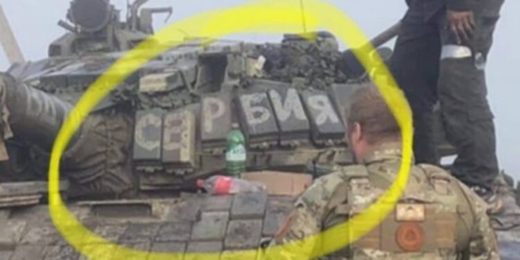 Rusët luftojnë në Ukrainë me mbishkrimin “Serbia” mbi tanke
