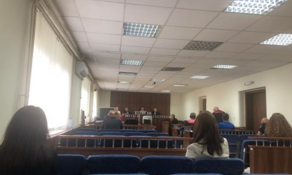“Kam me ta nxjerr shpirtin…”, i dëmtuari thotë se shoku dhe një tjetër e rrëmbyen dhe e keqtrajtuan në një motel në Stanovc