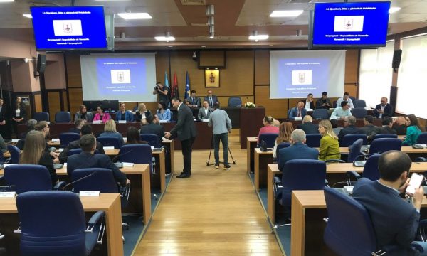 Gazetari britanik që raportoi për luftën e Kosovës shpallet ‘Qytetar Nderi’ nga Rama