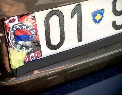 Kosovarit dikush ia vendos në targa të veturës stikerin me flamurin serb