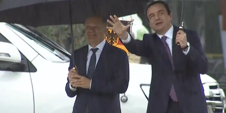 Çfarë po i shpjegonte Kurti, kancelarit Scholz këtu