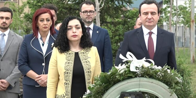 Osmani të varri i Demaçit: Rezistenca e shqiptarëve nuk mund të paramendohet pa Adem Demaçin
