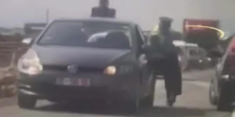 Qytetari nuk i bindet policit në rrugën Prishtinë-Mitrovicë, me veturë e tërheq për krahu